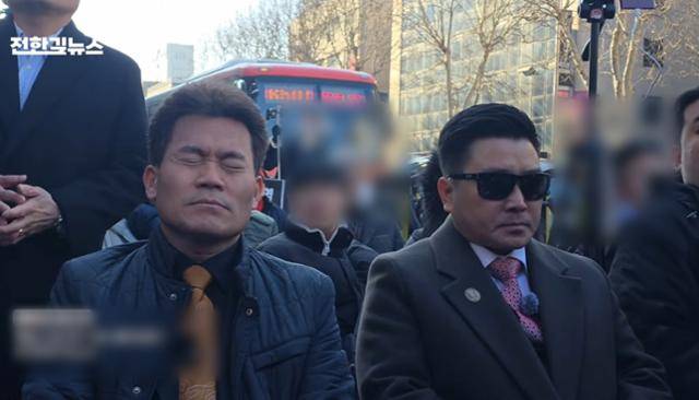 극우 유튜버 전한길(앞줄 왼쪽)씨가 19일 서울 서초구 서울중앙지법 인근에서 열린 '윤석열 전 대통령 무죄 촉구' 집회에 참석해 윤 전 대통령의 내란 우두머리 혐의 1심 선고 공판 생중계를 시청하던 중 두 눈을 질끈 감고 있다. 오른쪽 선글라스를 끼고 있는 인물은 김현태 전 육군 특수전사령부 707특수임무단장. 유튜브 '전한길뉴스 1waynews' 캡처