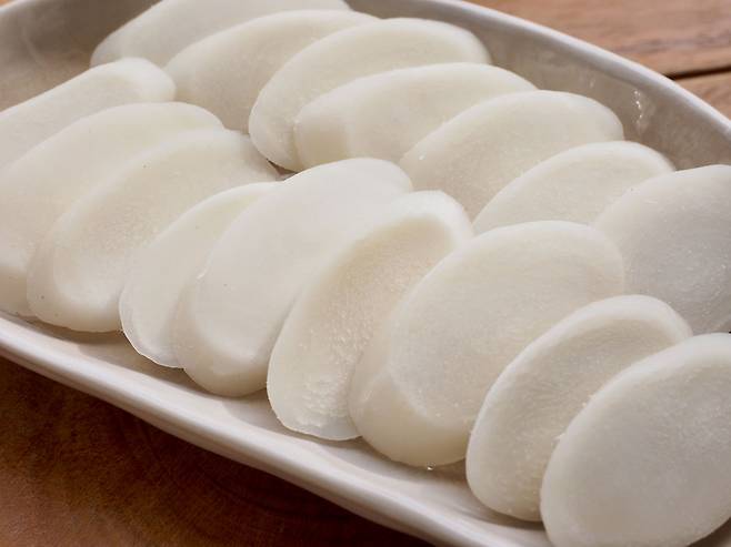 먹고 남은 떡국떡은 밀봉해 냉동실에 보관해야 한다. / 클립아트코리아