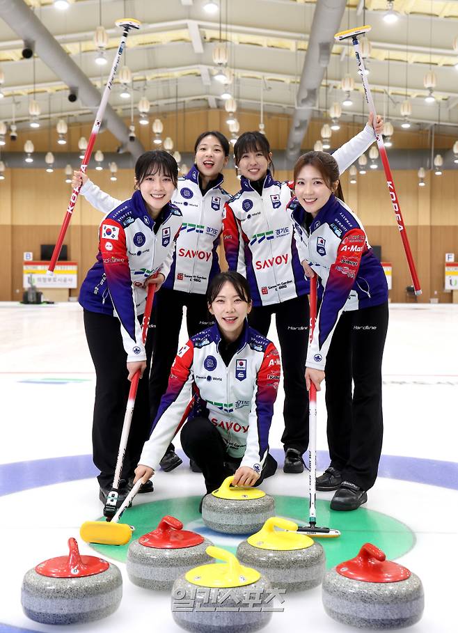 여자컬링 국가대표인 경기도청팀(김민지, 설예은, 김수지, 김은지, 설예지)이 6일 오전 경기도 의정부시 의정부빙상장 컬링장에서 진행된 일간스포츠와의 인터뷰에서 포즈를 취하고 있다. 의정부=김민규 기자 mgkim1@edaily.co.kr /2025.03.06/
