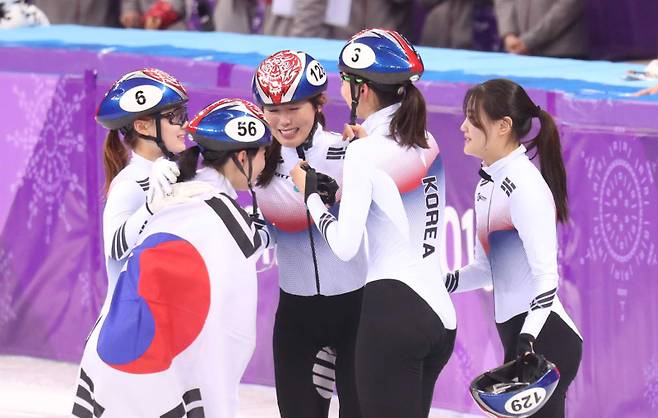 20일 강릉아이스아레나에서 열린 평창동계올림픽 여자 쇼트트랙 3,000m 계주에서 우승한 최민정, 심석희, 김아랑, 김예진, 이유빈 등 한국 선수들이 기뻐하고 있다. IS 포토