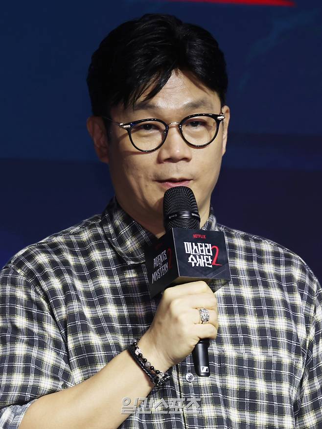 정종연 PD가 19일 오전 서울 마포구 호텔 나루 서울 엠갤러리에서 열린 넷플릭스 예능 '미스터리 수사단' 시즌2 제작발표회에 참석해 인사말을 하고 있다. '미스터리 수사단' 시즌2는 과학적으로 설명할 수 없는 기묘한 사건들을 추적하고 해결하는 어드벤처 추리 예능. 오는 27일 공개. 서병수 기자 qudtn@edaily.co.kr /2026.02.19/