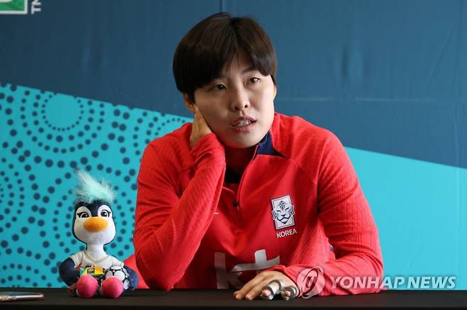 인터뷰 하는 지소연_(캠벨타운[호주]=연합뉴스) 김주성 기자 = 한국 여자 축구대표팀의 베테랑 공격수 지소연이 모로코와의 조별리그 2차전을 이틀 앞둔 28일 오전(한국시간) 호주 시드니 외곽의 캠벨타운 스포츠 스타디움에서 훈련을 마친 뒤 취재진과 인터뷰하고 있다. 2023.7.28 utzza@yna.co.kr