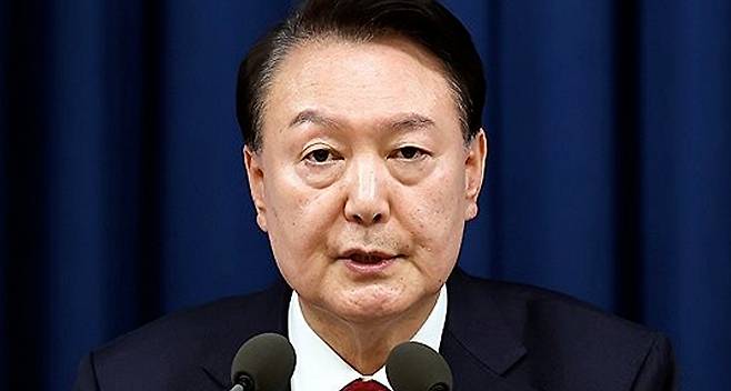 윤석열 전 대통령이 2024년 12월 3일 밤 서울 용산 대통령실 청사에서 긴급 대국민 특별 담화를 발표하고 비상계엄을 선포하고 있다. 2024.12.3 [대통령실 제공. 재판매 및 DB 금지] [사진=연합뉴스]