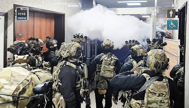 윤석열 전 대통령이 2024년 12월 3일 저녁 비상계엄을 선포한 가운데 4일 밤 서울 국회의사당에서 계엄군이 국회 본청으로 진입하고 있다. 2024.12.4 [사진=연합뉴스]