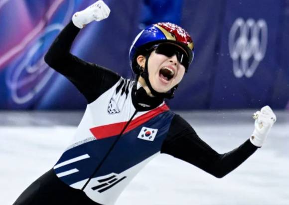 쇼트트랙 여자 대표팀의 김길리가 19일 2026 밀라노·코르티나 동계올림픽 여자 계주 3000m 결승에서 마지막 주자로 나서 역전우승을 만들어낸 뒤 포효하고 있다. [사진=AFP/연합뉴스]