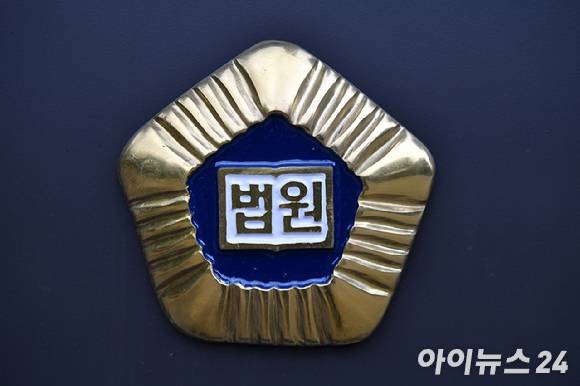복무 관련 규정을 위반한 병사들로부터 금품을 받아 챙긴 군 간부가 항소심에서도 징역형 집행유예를 선고받았다. 법원 이미지. [사진=곽영래 기자]