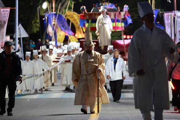 2025년 제58회 단종문화제 이틀째인 26일 영월 장릉을 비롯한 일원에서 비운의 왕 단종을 기리는 단종국장 재현이 야간 행사로 펼쳐지고 있다. 2025.4.26 [사진=영월군]