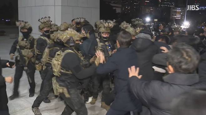 비상계엄 당시 무장 병력과 시민들이 대치하는 모습.