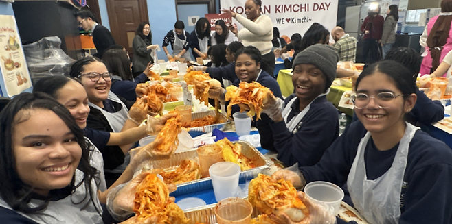 학생들이 배추에 양념을 버무리며 김장 과정을 체험하고 있다. (aT 제공)
