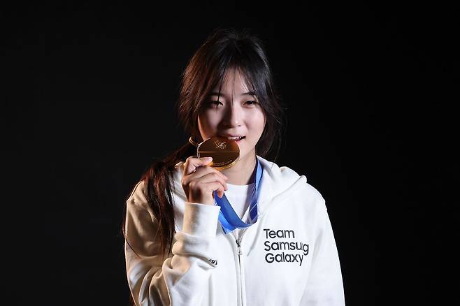 스노보드 여자 하프파이프에서 금메달을 따낸 최가온이 14일(현지시간) 이탈리아 밀라노의 팔라초 세르벨로니에 마련된 삼성 하우스에서 삼성 핸드폰을 활용한 사진을 촬영하고 있다. 김종호 기자 20260213