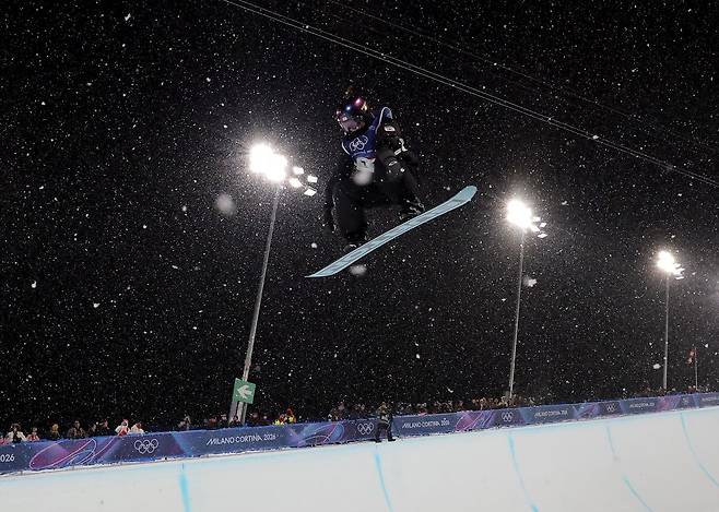 최가온이 13일(한국 시간) 이탈리아 리비뇨 스노파크에서 열린 2026 밀라노·코르티나담페초 동계올림픽 스노보드 여자 하프파이프 결선 3차전 경기를 펼치고 있다. 연합뉴스