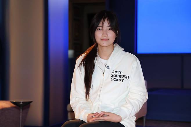 스노보드 여자 하프파이프에서 금메달을 따낸 최가온이 14일(현지시간) 이탈리아 밀라노의 팔라초 세르벨로니에 마련된 삼성 하우스에서 카메라를 보며 미소짓고 있다. 김종호 기자 20260214