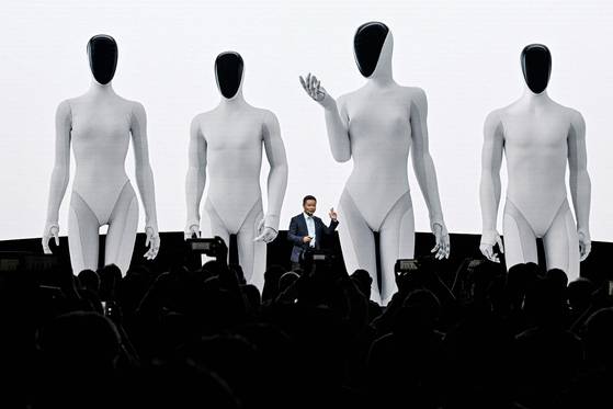 중국 샤오평의 창업자 겸 회장 허샤오펑이 광둥성 광저우에서 열린 AI데이 기자회견에서 자사의 차세대 휴머노이드 로봇, 아이언에 대해 설명하고 있다. [AFP=연합]