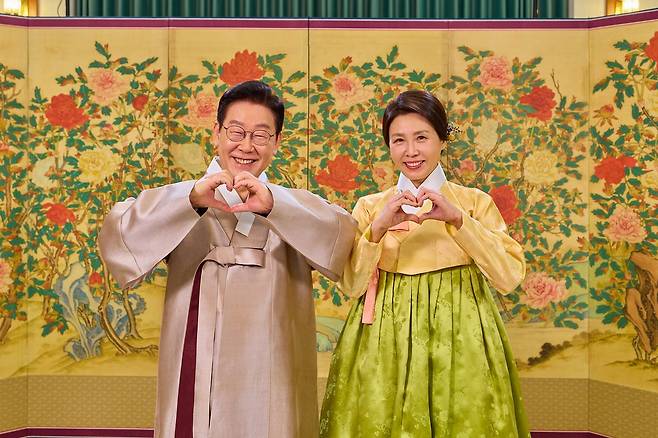 이재명 대통령과 김혜경 여사가 설 연휴를 맞이해 국민들에게 감사와 다짐의 메시지 등을 전하며 새해 인사를 하고 있다. 청와대 제공