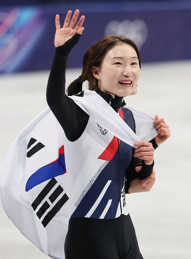 쇼트트랙 최민정이 18일(현지시간) 이탈리아 밀라노 아이스스케이팅 아레나에서 열린 2026 밀라노 코르티나담페초 동계올림픽 쇼트트랙 여자 3000m 계주에서 금메달을 확정한 뒤 태극기를 두르고 기뻐하고 있다. 김종호 기자 20260218