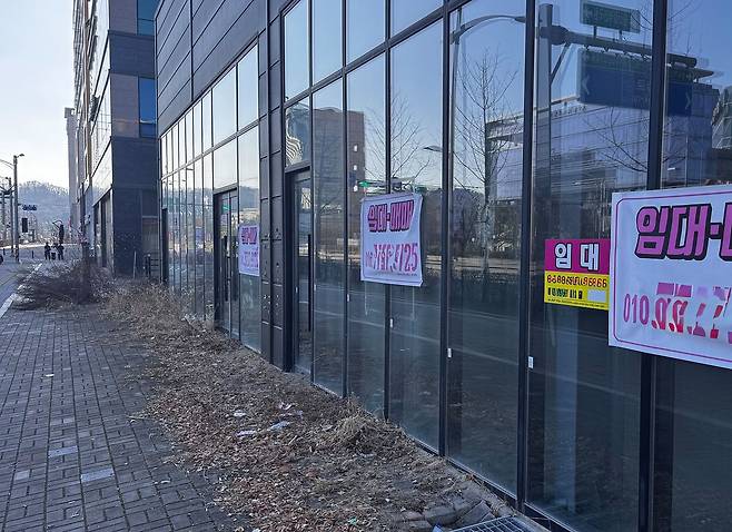 강원혁신도시와 함께 수도권에서 통근버스를 이용해 출퇴근하는 공공기관 직원들이 많은 충북혁신도시에는 상권이 좀처럼 살지 않아 공실이 많다. 김홍준 기자