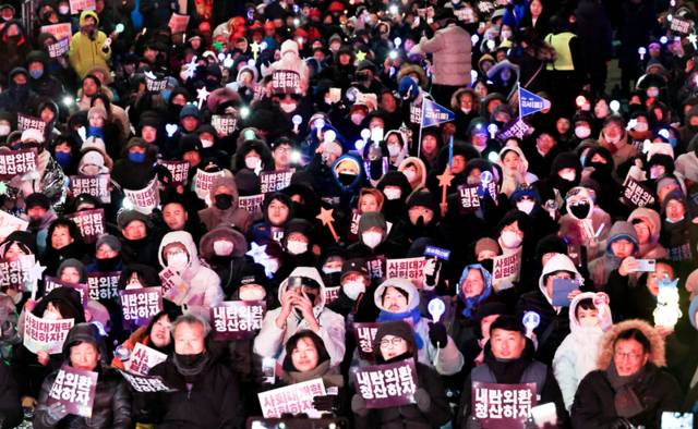 ▲ 서울 여의도 국회의사당 정문 앞에서 열린 ‘12·3 내란·외환 청산과 종식, 사회 대개혁 시민 대행진’ 집회에서 참가자들이 응원봉을 들고 있다. 연합뉴스