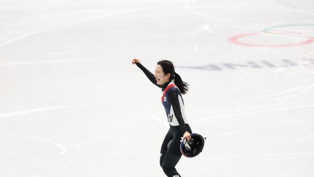 이번 대회 계속 부딪히고 넘어지는 악재 속에서도 꿋꿋하게 버틴 김길리는 마침내 여자 계주에서 금메달을 거머쥐며 웃었습니다. (사진 출처 : 연합뉴스)