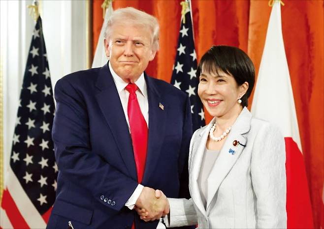 < “미국과 일본에 역사적인 순간” > 도널드 트럼프 미국 대통령이 17일(현지시간) 일본의 첫 대미 투자 프로젝트를 선정했다고 발표하며 “미국과 일본 모두에 매우 흥분되고 역사적인 순간”이라고 했다. 지난해 10월 일본 도쿄에서 만난 트럼프 대통령과 다카이치 사나에 일본 총리.  /로이터연합뉴스