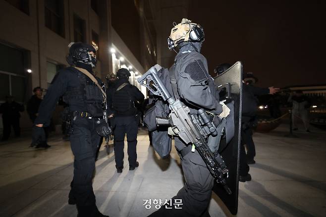 윤석열 전 대통령이 비상계엄을 선포한 이튿날인 2024년 12월4일 계엄군이 국회의사당 본청 출입을 막고 있다. 성동훈 기자