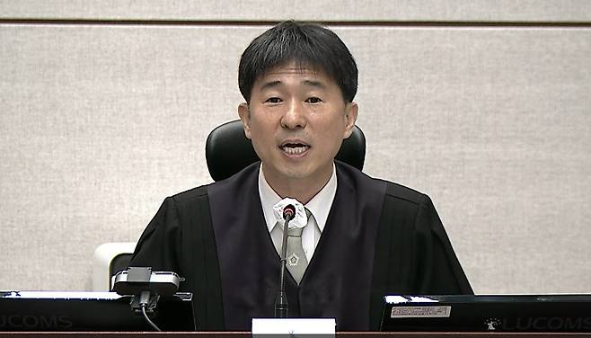 지귀연 부장판사가 지난해 10월2일 서울 서초구 서울중앙지법에서 열린 윤석열 전 대통령의 내란 우두머리 재판에서 발언하고 있다. 이날 윤 전 대통령의 내란 재판이 처음으로 중계됐다. 서울중앙지법 제공