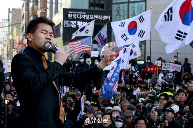 유튜버 전한길씨가 19일 서울중앙지방법원 앞에서 열린 윤석열 전 대통령 지지 집회에 참석해 구호를 외치고 있다. 문재원 기자