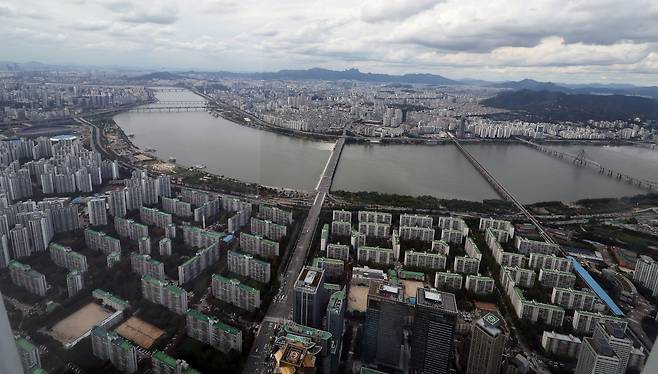 Apartment complexes in Seoul are seen from the Lotte World Tower in Songpa District, southern Seoul, on Oct. 15, 2025. [NEWS1]