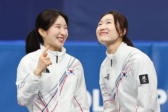 Short track speed skaters Kim Gil-li, left, and Choi Min-jeong talk during the medal ceremony for the women’s 3,000-meter relay at the Milan-Cortina 2026 Winter Olympics at the Milano Ice Skating Arena in Milan on Feb. 18. [KIM JONG-HO]