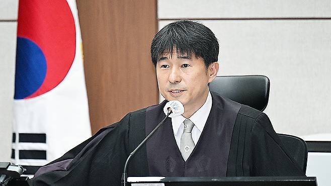 Presiding Judge Ji Gwi-yeon speaks during the second hearing in the criminal trial of former President Yoon Suk Yeol on charges of being the ringleader of an insurrection on April 21, 2025, at the Seoul Central District Court in Seocho District, southern Seoul. [NEWS1]