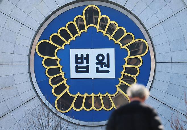 A hush falls over the Seoul Central District Court on Feb. 18 in Seocho District, southern Seoul, one day before the court is set to deliver its first-instance verdict in the case against former President Yoon Suk Yeol on charges of being the ringleader of an insurrection tied to the Dec. 3 martial law declaration. [NEWS1]