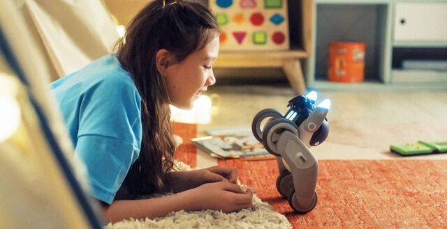 중국 로봇 전문 기업 커이테크가 개발한 반려 로봇 ‘루나’(Loona)가 실제 강아지처럼 바퀴 달린 앞발을 들어올리고 있다. 인공지능(AI)이 탑재된 루나는 12개 언어로 대화하며 1000가지 감정을 표현할 수 있다. 루나로봇코리아 제공