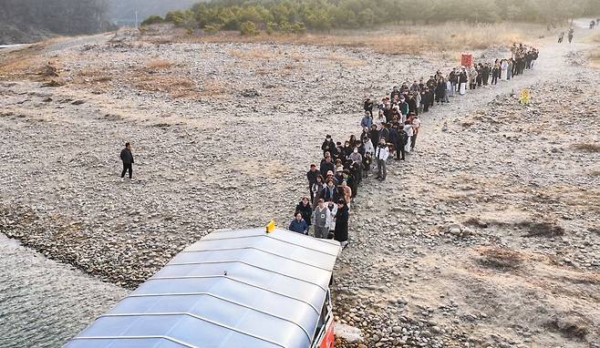 강원도 영월 청령포를 찾은 관광객들이 지난 15일 배를 타기 위해 길게 줄을 서 있다. 영월군 제공