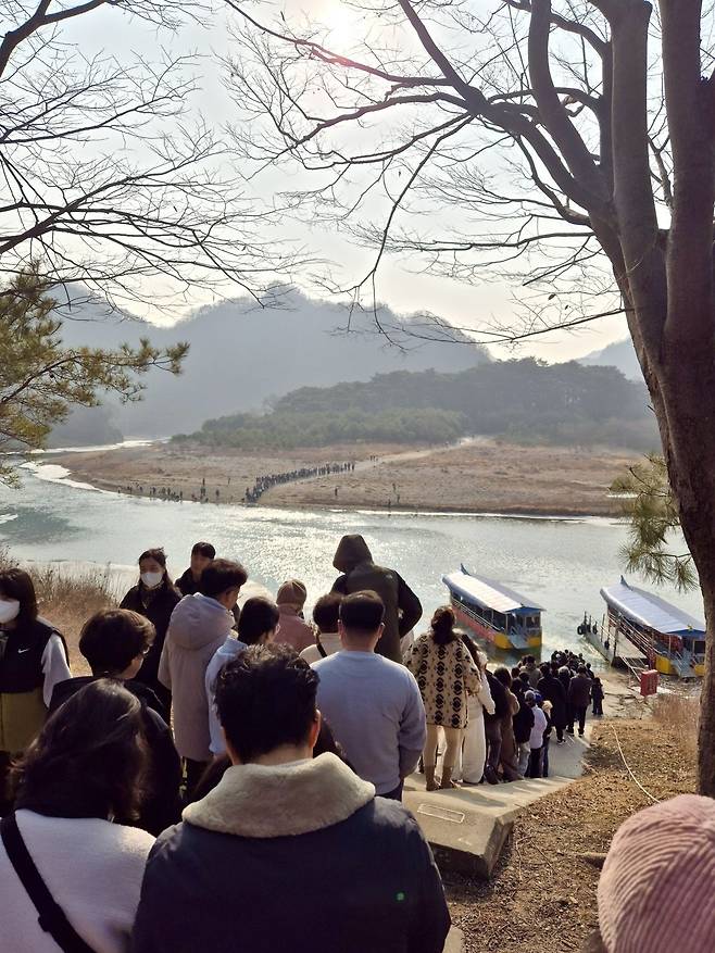 강원도 영월 청령포를 찾은 관광객들이 지난 15일 청령포에 들어가는 배를 타기 위해 길게 줄을 서 있다. 영월군 제공