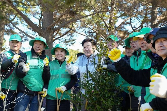 19일 제주해녀박물관에서 열린 제81회 식목일 기념 나무심기 행사에서 오영훈 제주도지사(사진 가운데)를 비롯한 참가자들이 식재 후 기념 촬영을 하고 있다. 제주도 제공