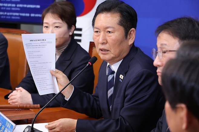 법원이 내란 우두머리 혐의로 기소된 윤석열 전 대통령에 대해 무기징역을 선고한 19일 정청래 더불어민주당 대표가 국회에서 열린 최고위원회의에서 준비한 메시지(사형 시) 원고를 들고 발언하고 있다. 연합뉴스