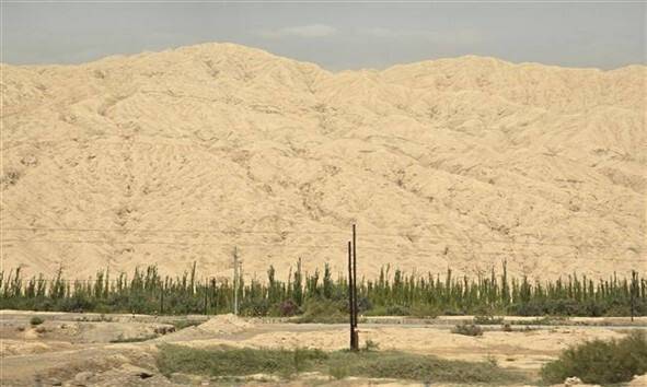 카슈가르 인근의 천산산맥과 사막. 작가제공