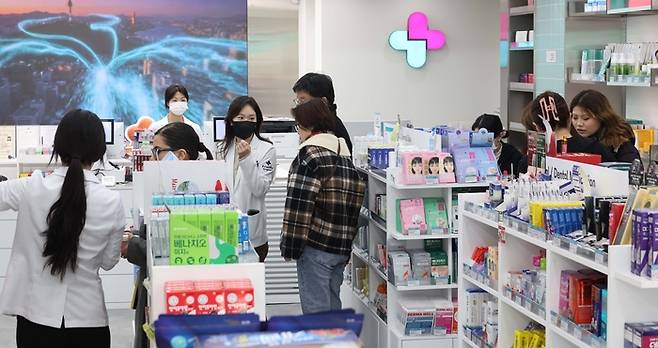 18일 서울 중구 명동의 한 약국에서 외국인 관광객들이 의약품을 쇼핑하고 있다. [한주형기자]