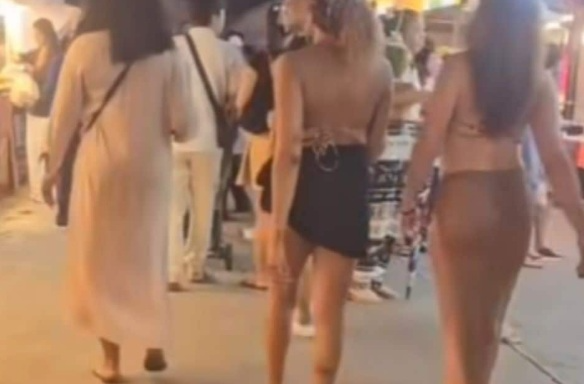 태국의 유명 휴양지 푸껫에서 외국인 여성 2명이 비키니 차림으로 사원 축제에 참석한 영상이 온라인에서 확산하며 논란이 일고 있다. [사진출처 = 더 타이거]