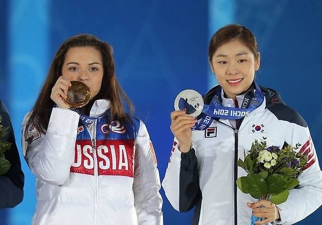 김연아가 2014 소치 동계올림픽 피겨스케이팅 여자 싱글 시상식을 마친 뒤 러시아 아델리나 소트니코바와 포즈를 취하고있다.[연합뉴스]