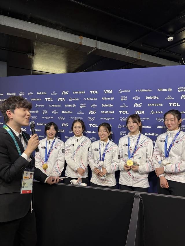 스트리머 따효니(왼쪽부터)가 19일 오전(한국시간) 이탈리아 밀라노 아이스스케이팅 아레나에서 2026 밀라노·코르티나동계올림픽 쇼트트랙 여자 3000m 계주 금메달을 획득한 이소연, 최민정, 김길리, 노도희, 심석희와 인터뷰를 진행하고 있다. 네이버 제공