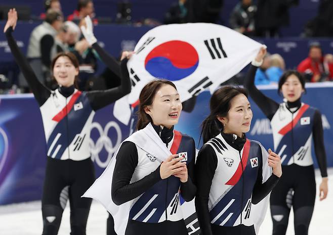 19일 이탈리아 밀라노 아이스스케이팅 아레나에서 열린 2026 밀라노-코르티나 동계올림픽 쇼트트랙 여자 3000m 계주 결승에서 금메달을 따낸 한국 선수들이 세리머니를 하고 있다. [연합]