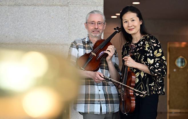 바로크 바이올리니스트 듀오 ‘페르낭데즈 비올론스’의  프랑수와 페르낭데즈, 김윤경 부부가. 이상섭 기자