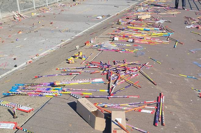 지난 17일 경기도 시흥시 오이도 해변 인근 거리에 버려진 불꽃놀이 용품들.[온라인 커뮤니티 ‘보배드림’ 게시글 갈무리]