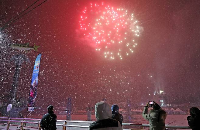 16일 오후 강원 화천군 화천천에서 산천어축제 폐막행사로 불꽃쇼가 펼쳐지고 있다. [연합]
