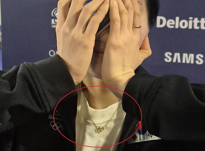 쇼트트랙 여자 국가대표 김길리가 19일(한국시간) 이탈리아 밀라노 아이스스케이팅 아레나에서 공식 훈련을 마친 뒤 자신의 오륜기 금목걸이를 차고 인터뷰하고 있다. [연합]