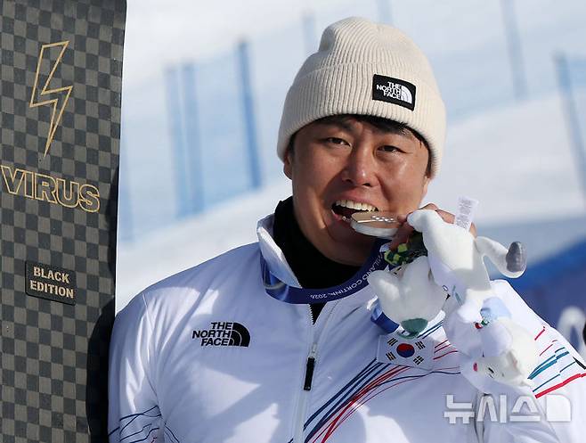 [리비뇨=뉴시스] 김근수 기자 = 스노보드 김상겸(왼쪽)이 8일(현지 시간) 이탈리아 리비뇨 스노우파크에서 열린 2026 밀라노·코르티나 담페초 동계올림픽 스노보드 남자 평행대회전 시상식을 마친 뒤 은메달 들고 포즈를 취하고 있다. 2026.02.08. ks@newsis.com