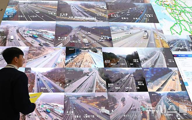 [성남=뉴시스] 김종택 기자 = 설 연휴를 하루 앞둔 13일 경기 성남시 궁내동 한국도로공사 교통센터에서 관계자들이 전국 고속도로 교통상황을 살펴보고 있다. 2026.02.13. jtk@newsis.com