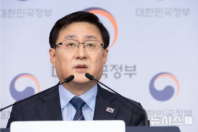 [세종=뉴시스]김성환 기후에너지환경부 장관은 12일 오전 정부서울청사에서 수도권 3개 시도와 직매립금지 제도의 안정적 이행 방안을 논의한 뒤 브리핑을 개최했다.(사진=기후부 제공)