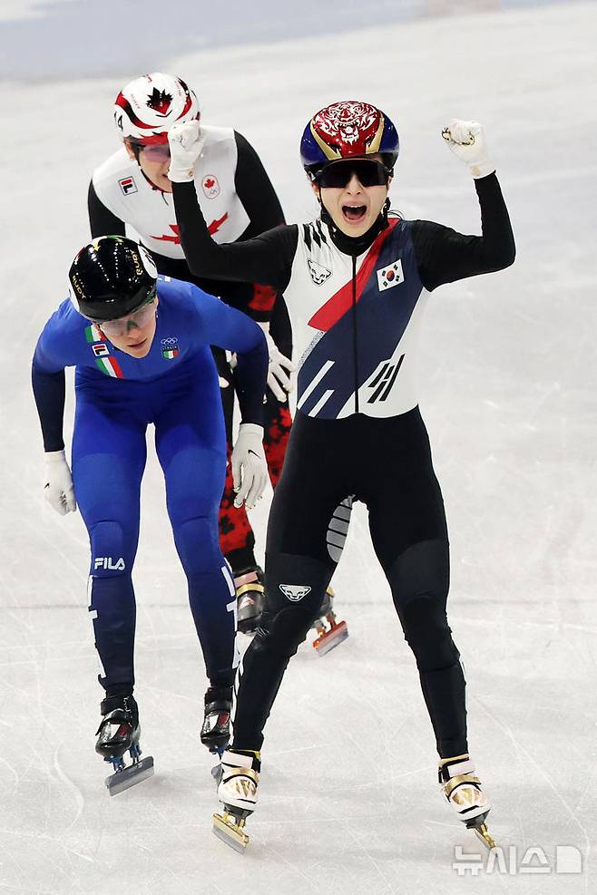 [밀라노=뉴시스] 박주성 기자 = 18일(현지 시간) 이탈리아 밀라노 아이스 스케이팅 아레나 경기장에서 열린 2026 밀라노·코르티나담페초 동계올림픽 쇼트트랙 여자 3000m 계주 결승에서 김길리가 금메달을 획득하자 기뻐하고 있다. 2026.02.19. park7691@newsis.com