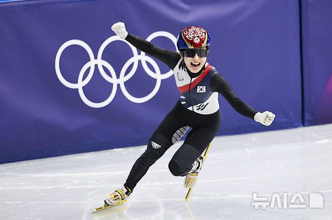 [밀라노=뉴시스] 김근수 기자 = 쇼트트랙 김길리가 18일(현지 시간) 이탈리아 밀라노 아이스스케이팅 아레나에서 열린 2026 밀라노·코르티나 담페초 동계올림픽 여자 쇼트트랙 3000m 계주 결승에서 금메달을 차지하자 기뻐하고 있다. 2026.02.19. ks@newsis.com